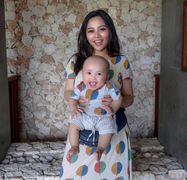 Inspirasi Berbusana Matching dengan Anak ala Si Cantik Rachel Vennya