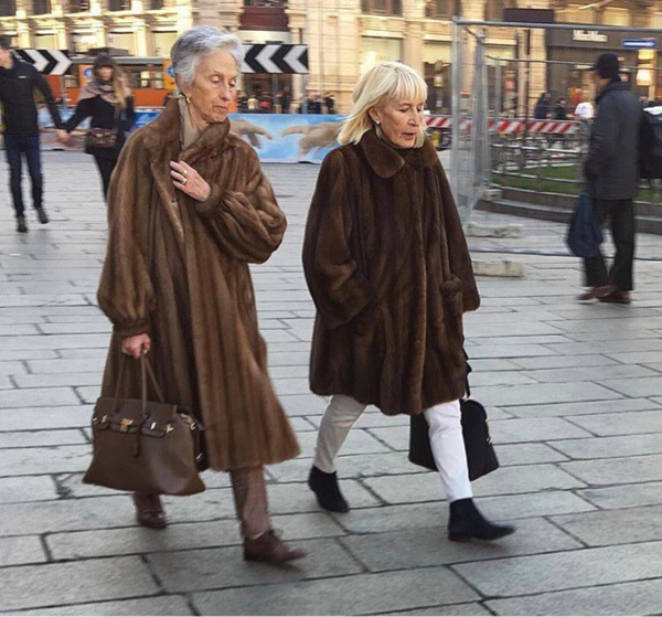 Foto Candid Nenek-nenek Bergaya Stylish, Mana yang Paling Kece?