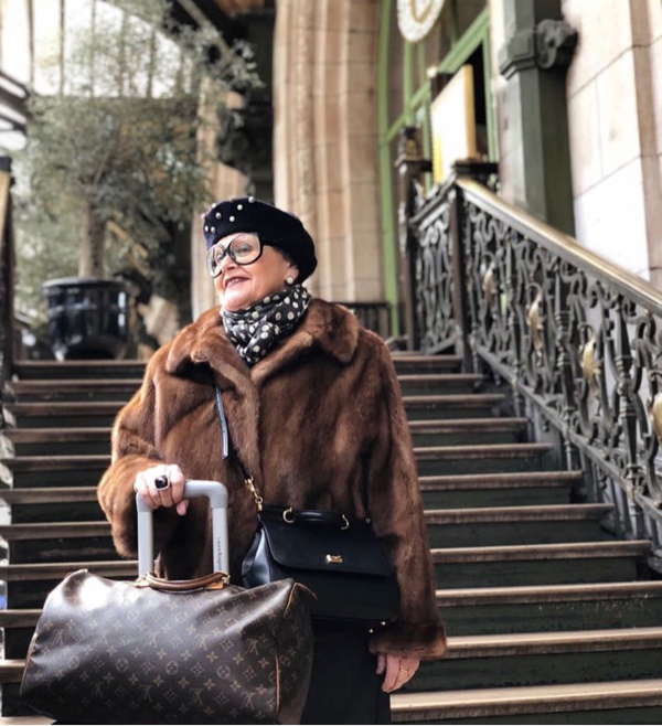 Foto Candid Nenek-nenek Bergaya Stylish, Mana yang Paling Kece?