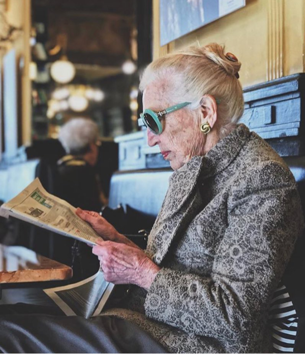 Foto Candid Nenek-nenek Bergaya Stylish, Mana yang Paling Kece?