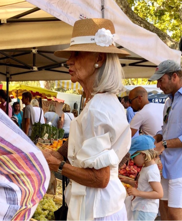 Foto Candid Nenek-nenek Bergaya Stylish, Mana yang Paling Kece?