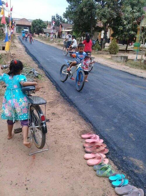 Bahagia Plus Haru! Mereka melepas sandal di jalan aspal baru