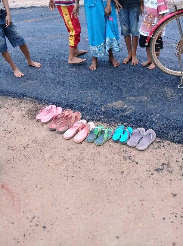 Bahagia Plus Haru! Mereka melepas sandal di jalan aspal baru