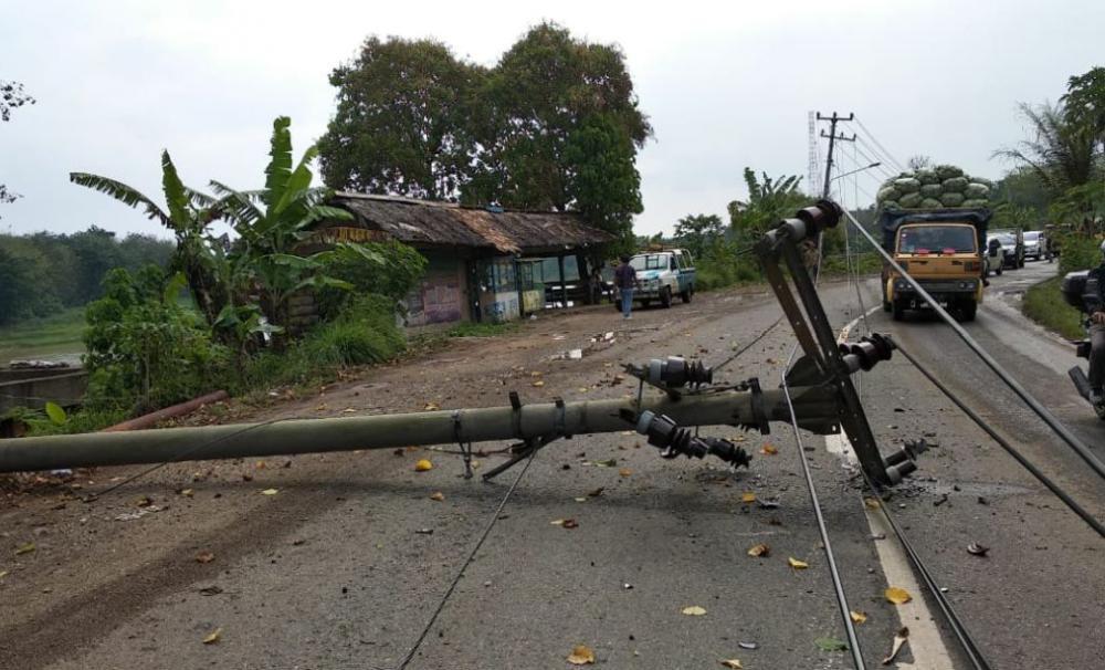 Akibat Longsor, Tiang Listrik Ambruk ke Badan Jalan