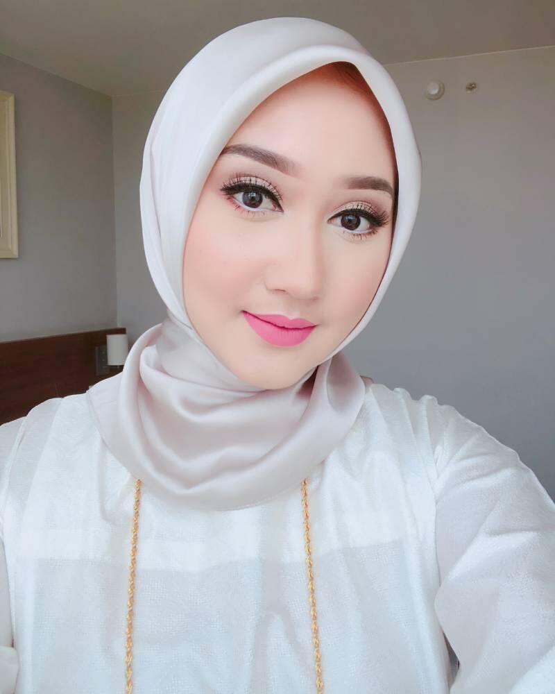 Bahan Hijab Ini Cocok buat Wisuda. Sederhana Tapi Bikin Kamu Terkesan Glamor