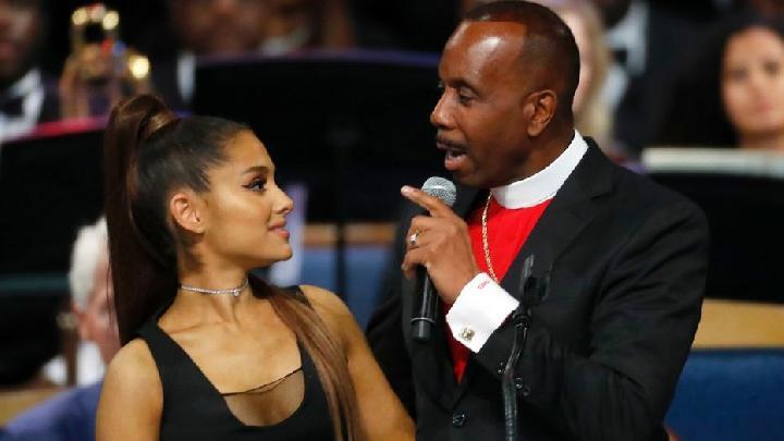 Pendeta Dihujani Kritik Usai Meraba Payudara Ariana Grande