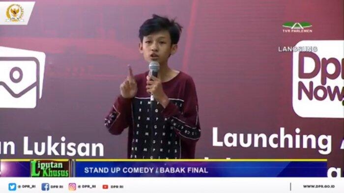 &#91;SAVAGE Level 1000%&#93; Anak Ini Stand Up Mengritik Pedas Anggota DPR di Gedung DPR!