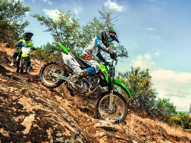 Kalau Agan Pake Trail 150 cc, Pilih KLX atau CRF?