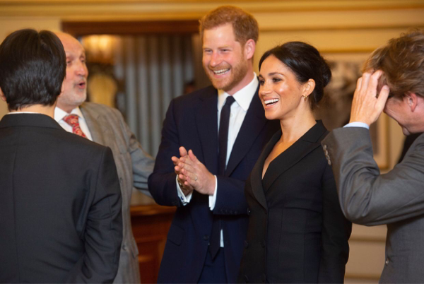 Duh, Meghan Markle Langgar Aturan Kerajaan karena Tak Pakai Item Fashion Ini