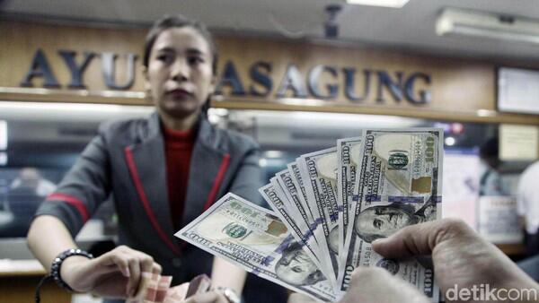 Dolar AS Terus Menguat, Harga Mie dan Rokok bakal Naik