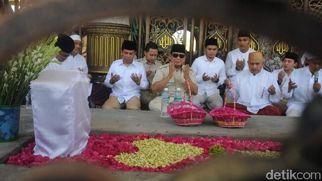 Ziarah ke Makam Syaikhona Kholil Bangkalan, Prabowo: Kita Kulo Nuwun