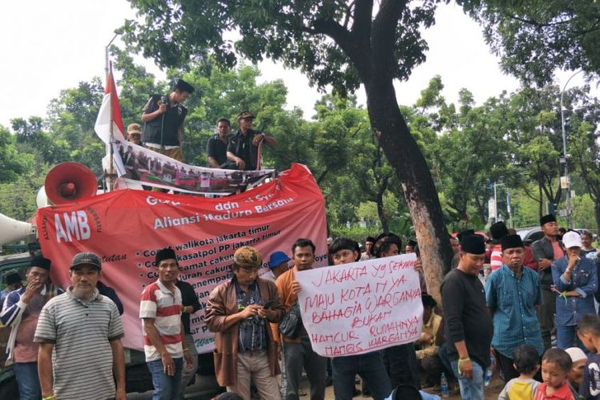 Tolak Penggusuran, Sejumlah Warga Cakung Cilincing Demo di Balai Kota DKI