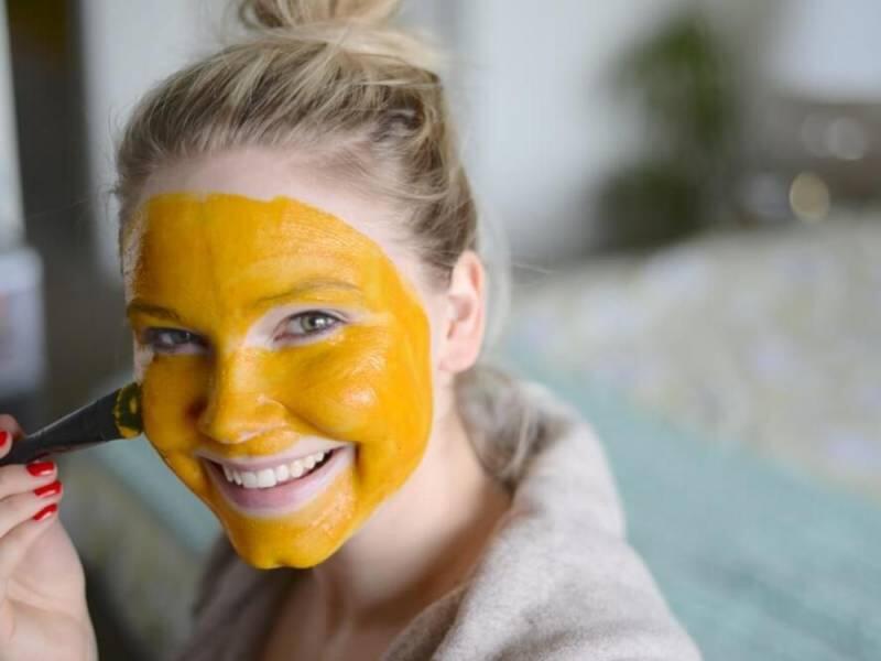 Ampuh Basmi Jerawat, Masker Kunyit Ini Nggak Bakal Bikin Muka Kuning Kayak Spongebob