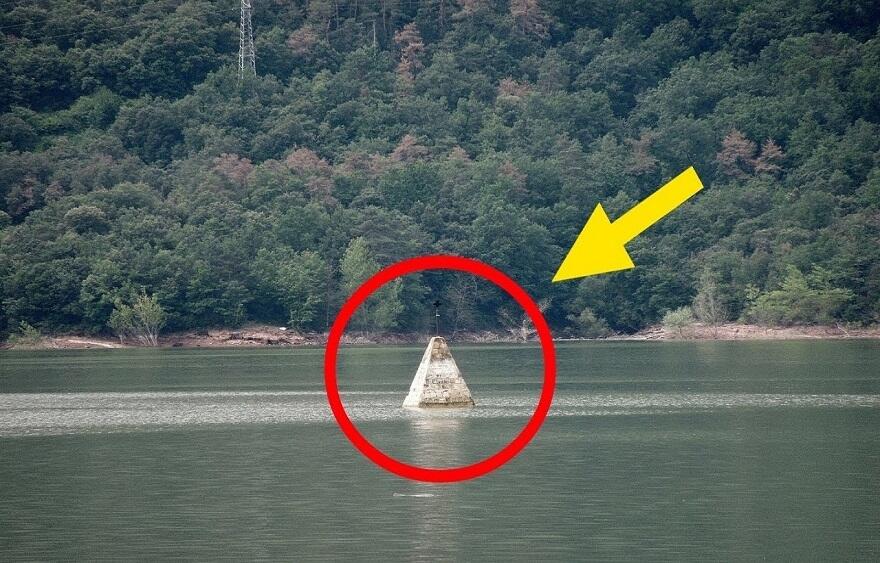 Saat Waduk Ini Mengering, Tiba-tiba Muncul Benda Misterius! Tak Disangka Itu Adalah