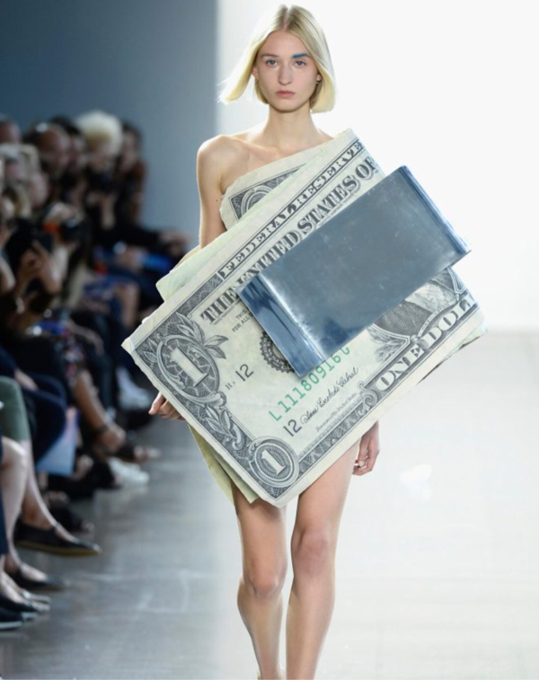 Unik, Dress Berhias Dolar AS Raksasa Mejeng di New York Fashion Week