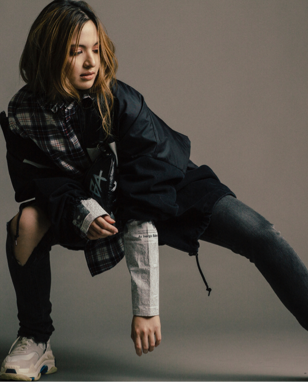 Gaya Nia Ramadhani Pakai Kemeja Koran Rp15 Juta, Yay or Nay?