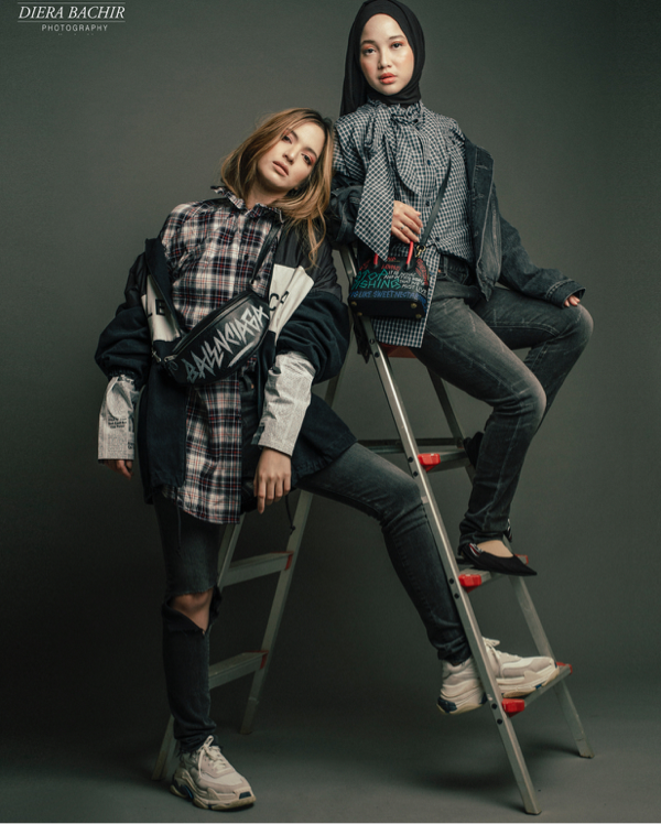 Gaya Nia Ramadhani Pakai Kemeja Koran Rp15 Juta, Yay or Nay?