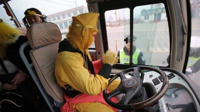 Polisi Menghenitikan Bus Berisi Para Dewa dan Siluman