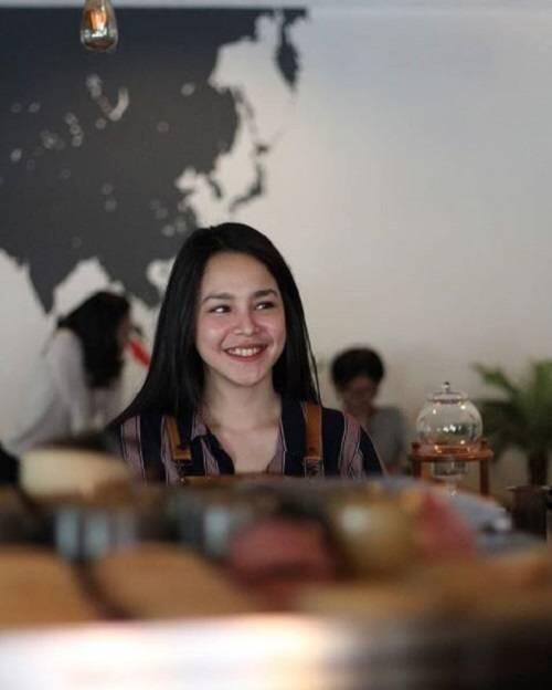 Cantik dan Jago Meracik Kopi, Barista Ini Siap Bikin Pelanggan Rela Antre Lama