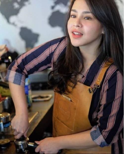 Cantik dan Jago Meracik Kopi, Barista Ini Siap Bikin Pelanggan Rela Antre Lama