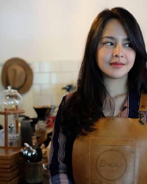 Cantik dan Jago Meracik Kopi, Barista Ini Siap Bikin Pelanggan Rela Antre Lama