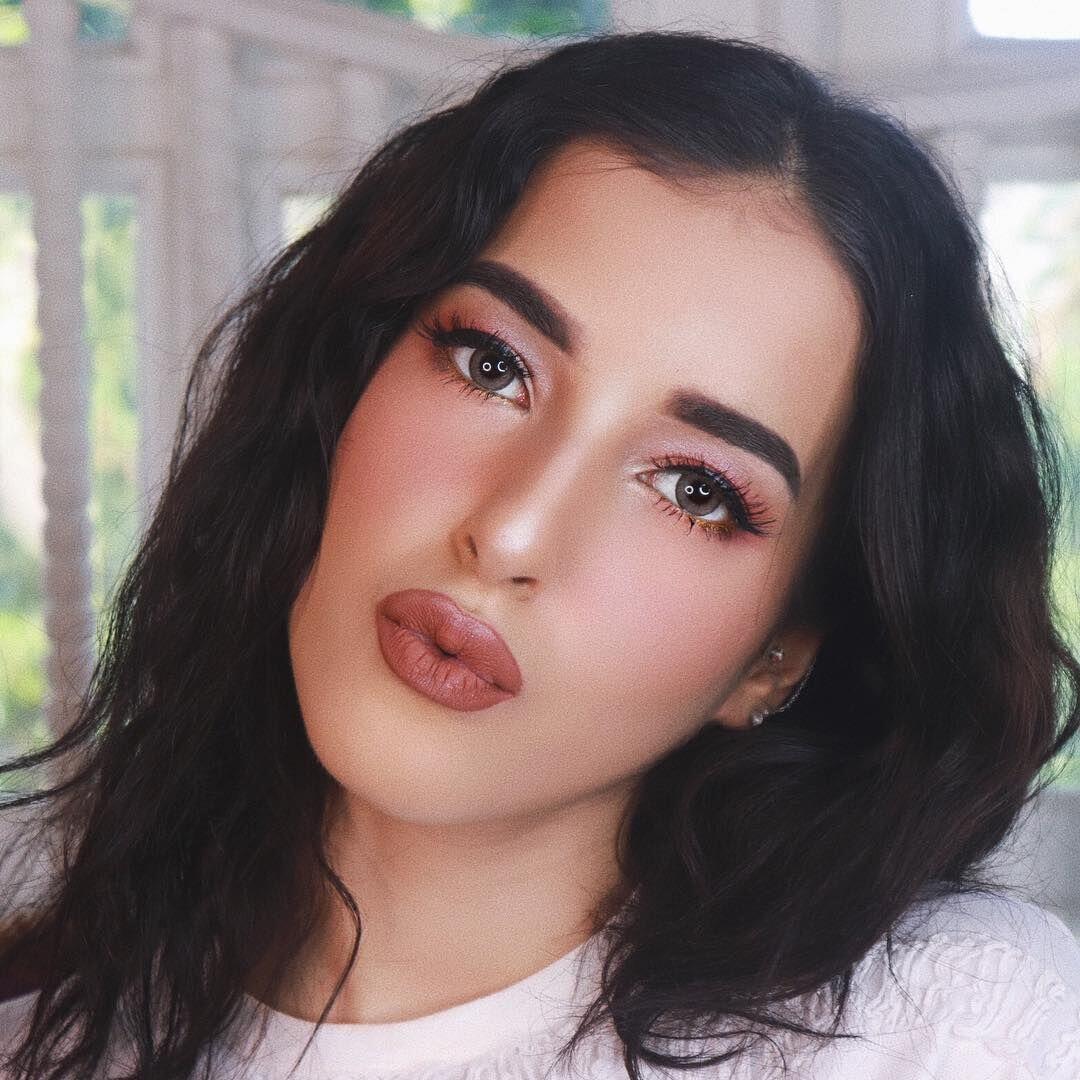 Tak Hanya Cantik, 7 Beauty Vlogger Ini Ternyata Punya Otak yang Encer