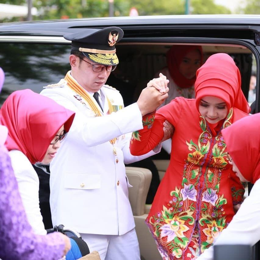 10 Momen Romantis Ridwan Kamil & Ibu Cinta yang Bikin Baper