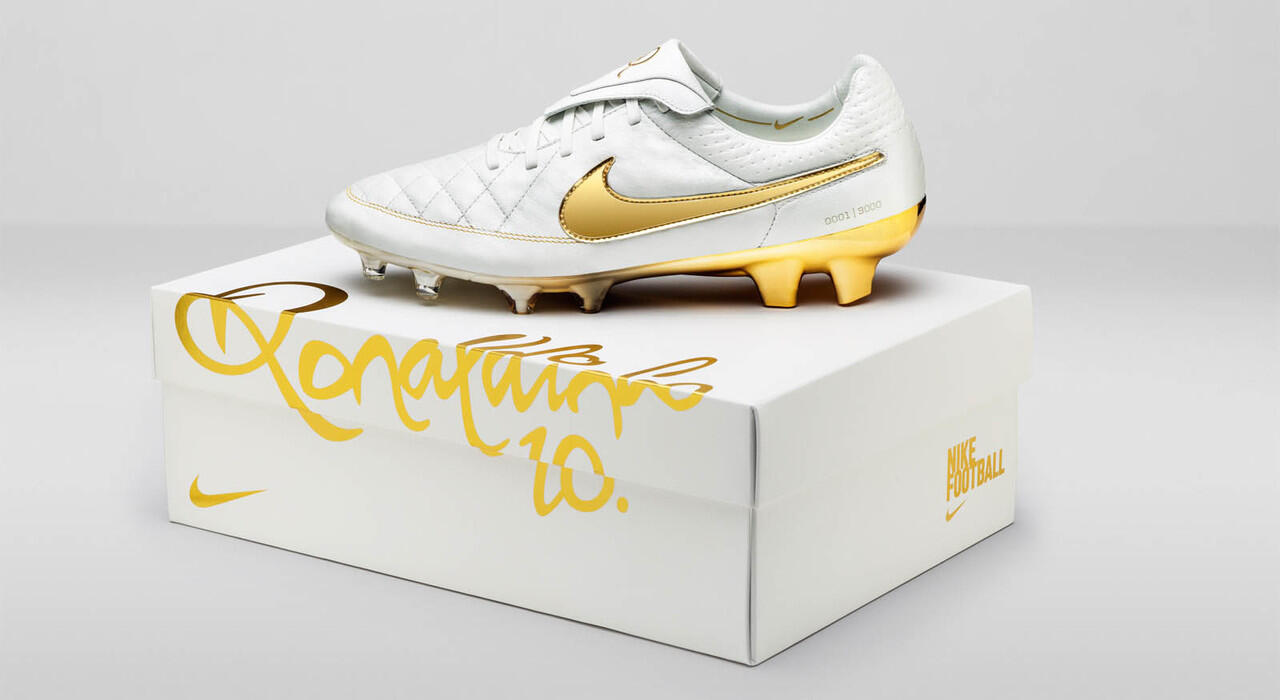 Nike Tiempo Ronaldinho Diproduksi Lagi, Cuma Ada 1000 Pasang Gan