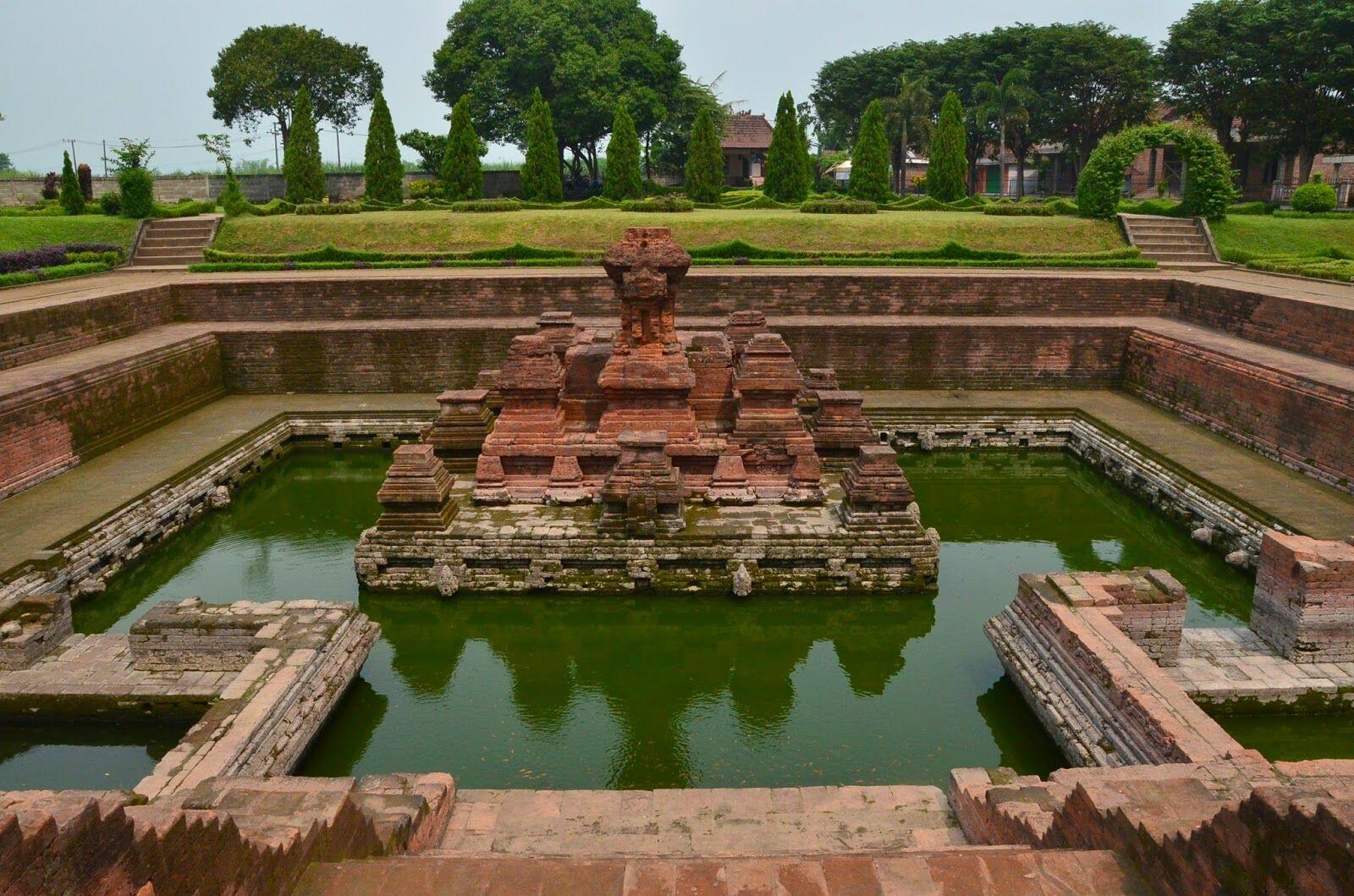 Wisata Sambil Belajar Sejarah? Kunjungi 7 Candi di Mojokerto Ini