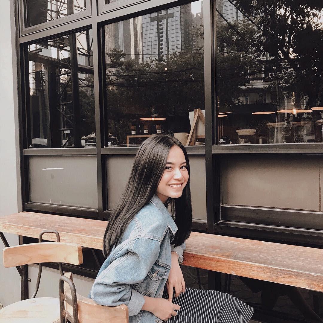 10 Potret Memesona Hanggini dari Host Koki Cilik Hingga Penyanyi