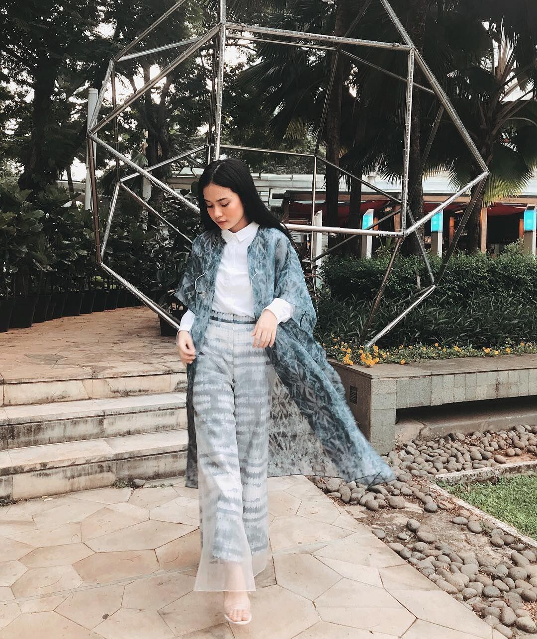 10 Potret Memesona Hanggini dari Host Koki Cilik Hingga Penyanyi