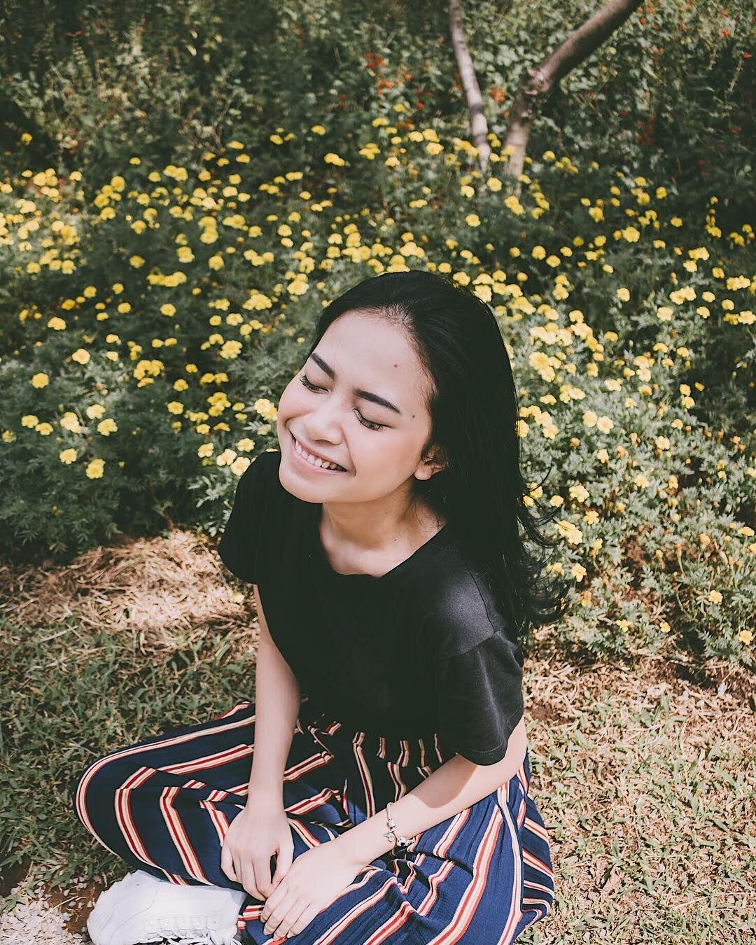 10 Potret Memesona Hanggini dari Host Koki Cilik Hingga Penyanyi
