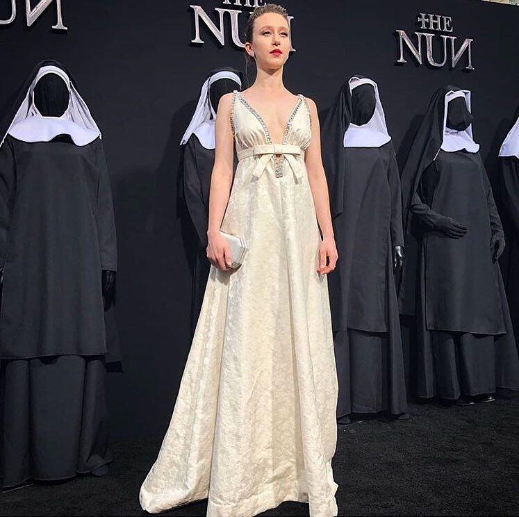 10 Inspirasi Style Taissa Farmiga "The Nun", Anggun Menawan!