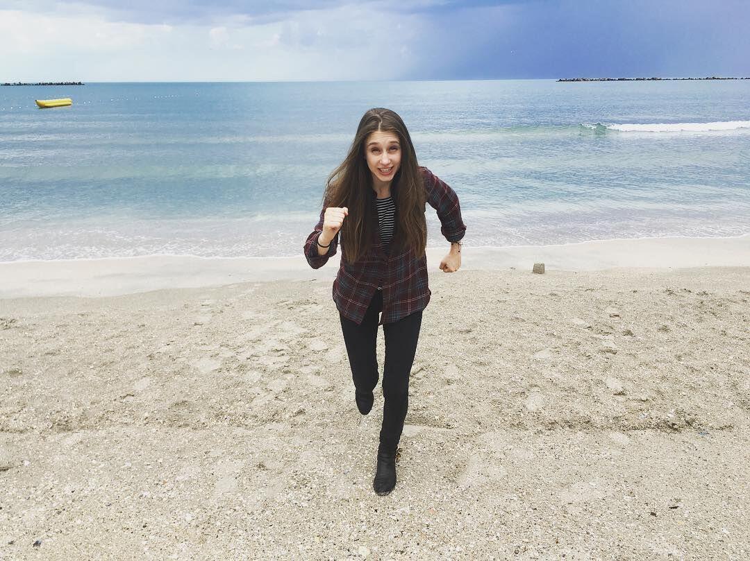 10 Inspirasi Style Taissa Farmiga "The Nun", Anggun Menawan!