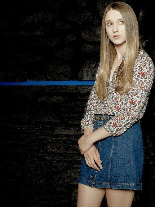 10 Inspirasi Style Taissa Farmiga "The Nun", Anggun Menawan!
