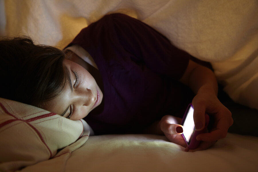 Jangan Main Smartphone Sebelum Tidur, Kalau Gak Mau Hal ini Terjadi Padamu