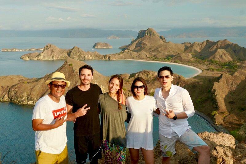 Kembali Pamer Kemesraan, 8 Potret Manis Rezky Aditya & Kekasih di NTT