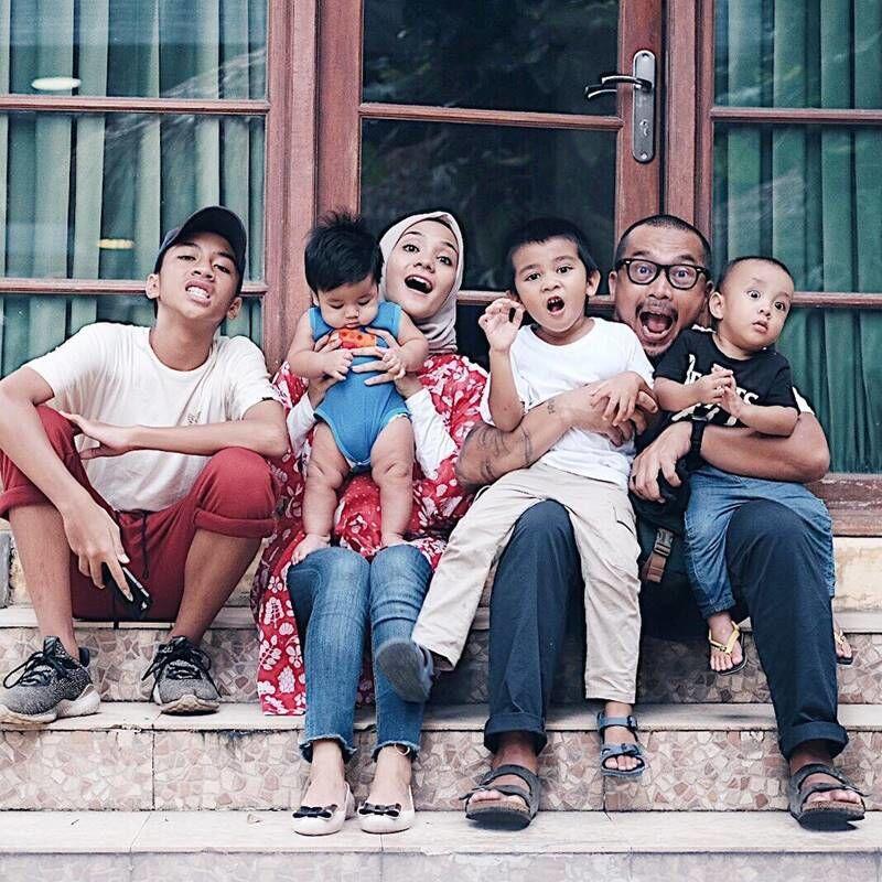 Punya Banyak Anak, Intip 10 Momen Seru Keluarga Enno Lerian
