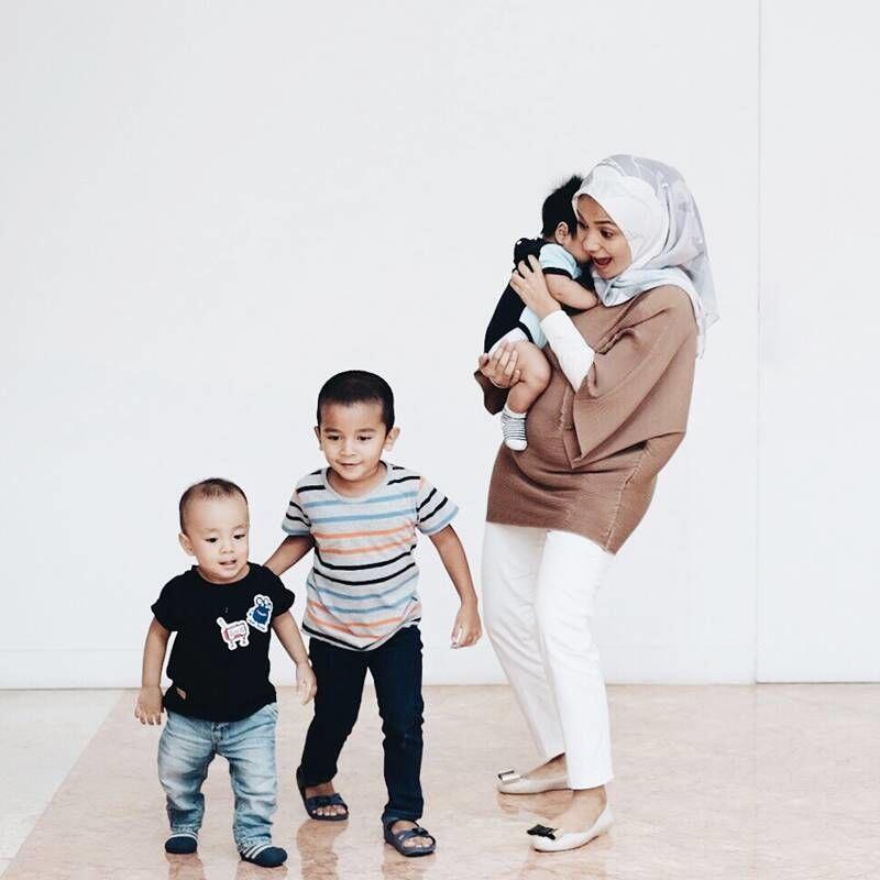 Punya Banyak Anak, Intip 10 Momen Seru Keluarga Enno Lerian