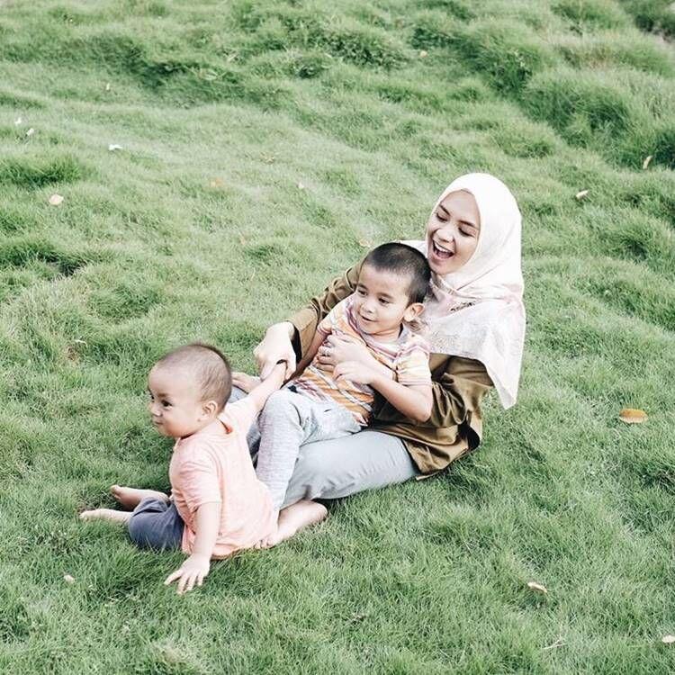 Punya Banyak Anak, Intip 10 Momen Seru Keluarga Enno Lerian