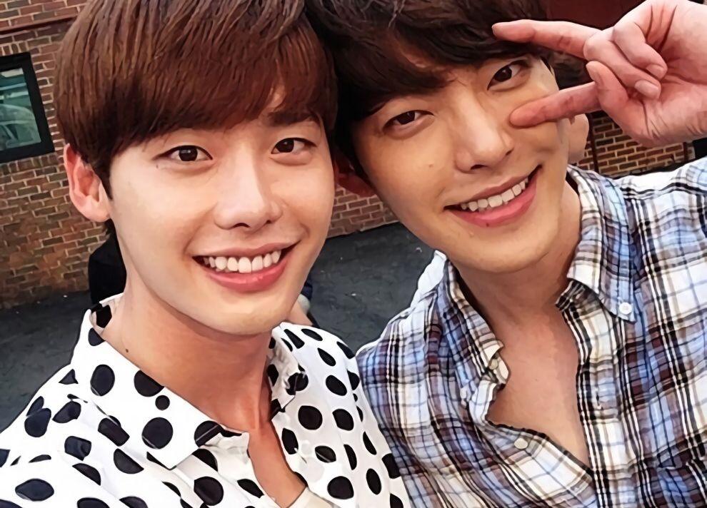 10 Potret Bromance Lee Jong Suk & Kim Woo Bin yang Erat, So Sweet!