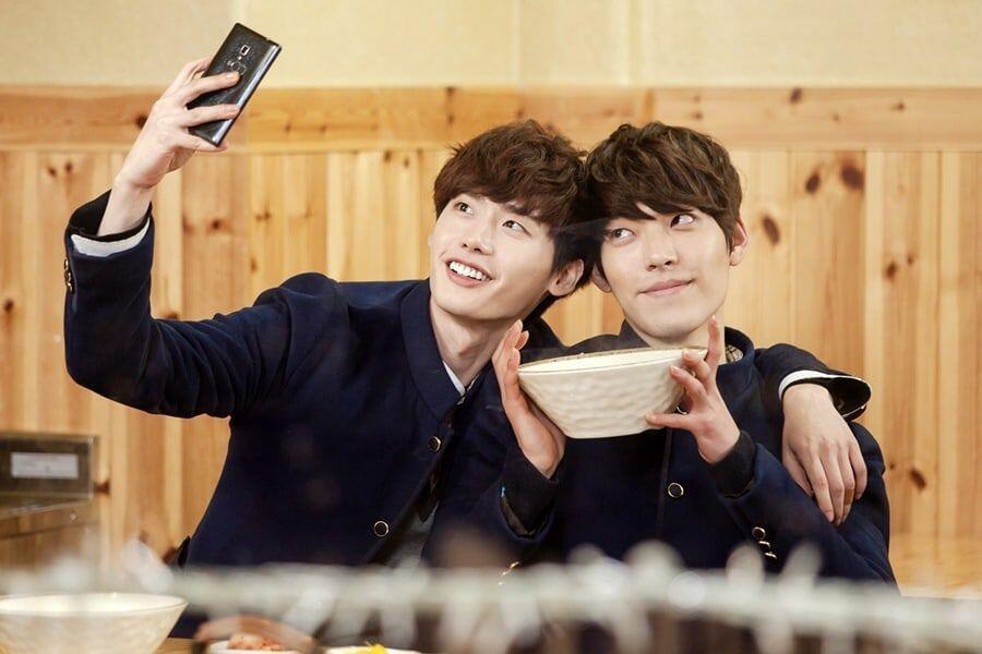 10 Potret Bromance Lee Jong Suk & Kim Woo Bin yang Erat, So Sweet!