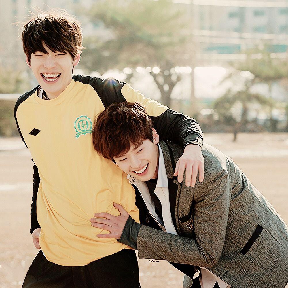 10 Potret Bromance Lee Jong Suk & Kim Woo Bin yang Erat, So Sweet!