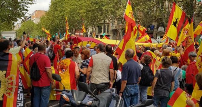 Demonstrasi di Barcelona untuk meminta pemilihan awal di Spanyol.