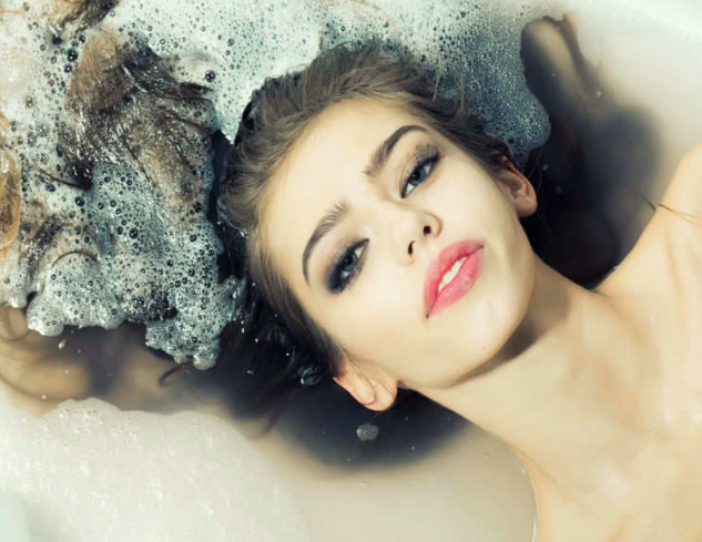 6 Kebiasaan Wanita yang Tanpa Disadari Membuat Rambut Rusak