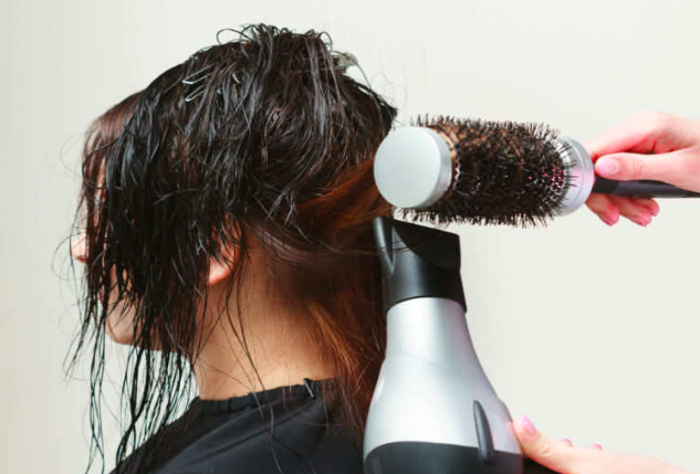 6 Kebiasaan Wanita yang Tanpa Disadari Membuat Rambut Rusak