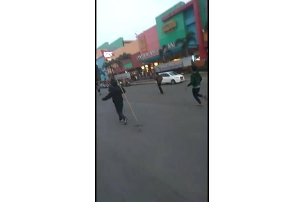 Saling Serang Pakai Golok, Dua Kelompok Ormas Bentrok di Pamulang