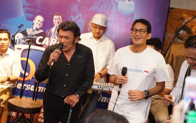 Sandiaga Lelang Kaus dari Erick Thohir untuk Korban Gempa Lombok