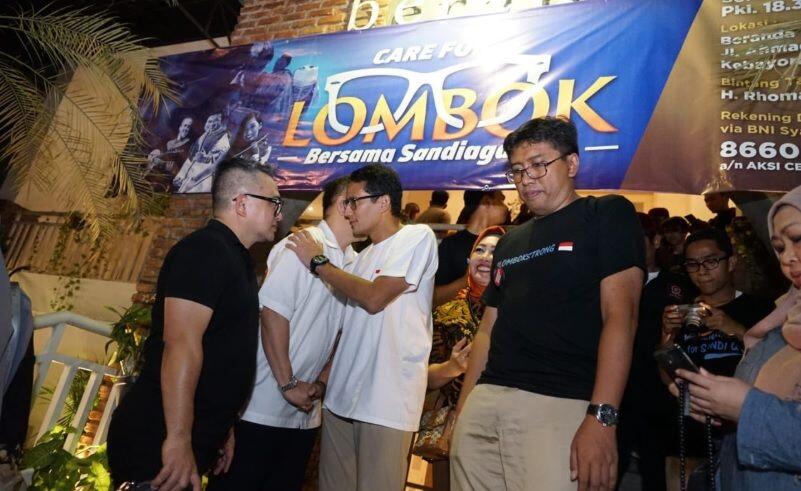 Sandiaga Lelang Kaus dari Erick Thohir untuk Korban Gempa Lombok