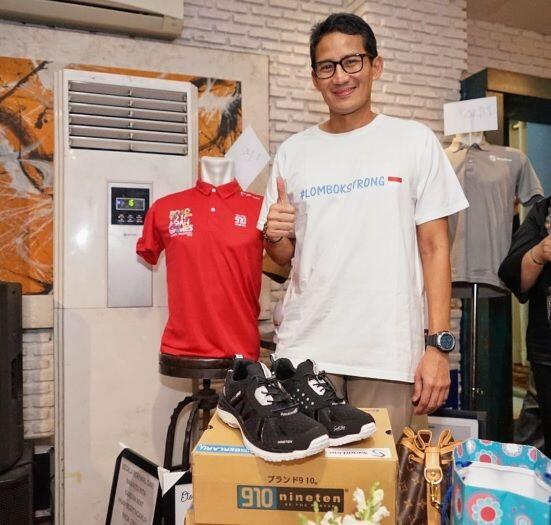 Sandiaga Lelang Kaus dari Erick Thohir untuk Korban Gempa Lombok